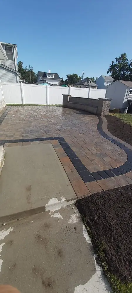 Paver patio with a contrasting border