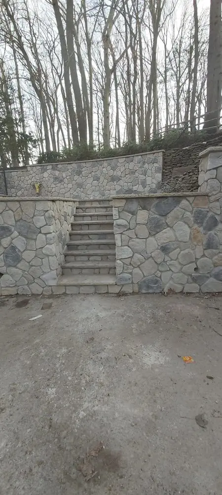 Stone retaining wall with steps